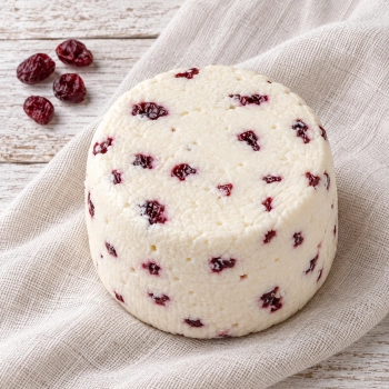 Niewędzony ser podpuszczkowy z żurawiną 350g na lnianej tkaninie